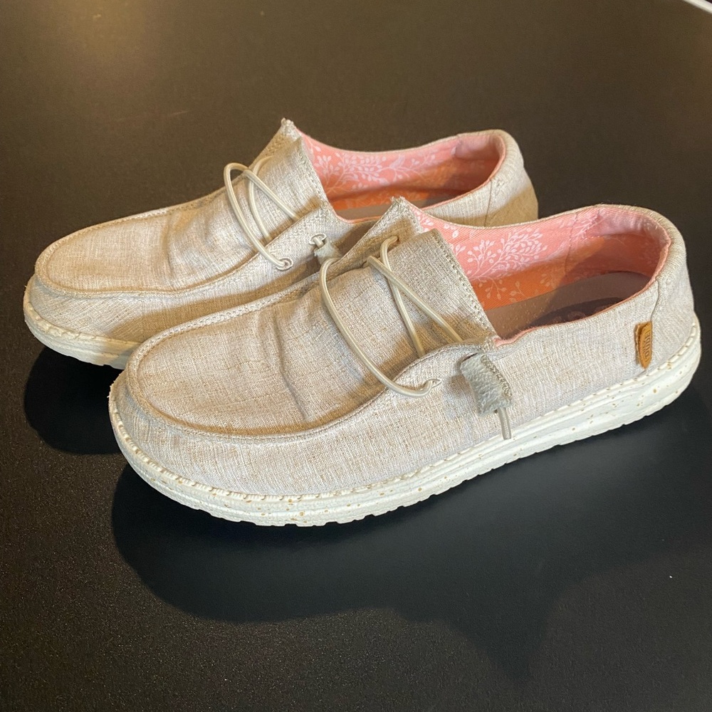 Women’s size 8 Hey Dudes in great condition